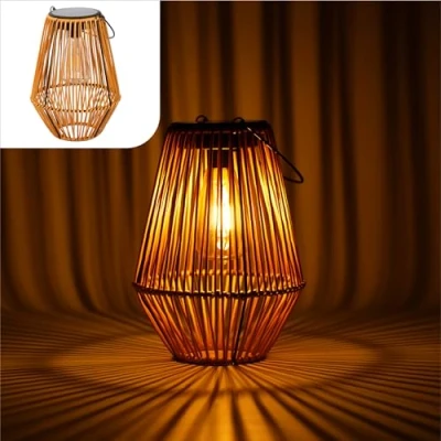 Afbeelding van Gadgy Solar Tuinverlichting Rattan Bruin op Zonne Energie Tafellamp met USB aansluiting Buitenlamp Tuinbeeld Tuinlantaarn Dag/Nacht Sensor Verlichting voor Buiten Lantaarn Tuin