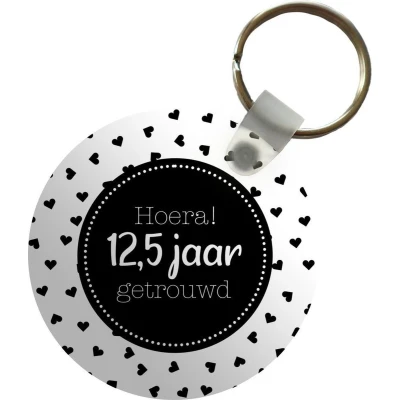 Afbeelding van Sleutelhanger Hoera! 25 jaar getrouwd Spreuken Quotes Jubileum Plastic Rond Uitdeelcadeautjes