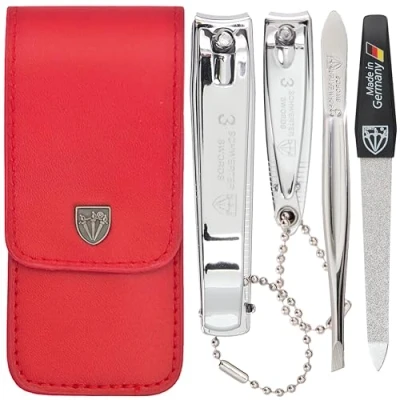 Afbeelding van DREI SCHWERTER Germany Manicure Set Nagelset &#039;Bari&#039; 4 delig Van rood kunstleer, Inhoud: pincet, saffier nagelvijl, vingernagelknipper, voetnagelknipper, perfect voor elke reis!