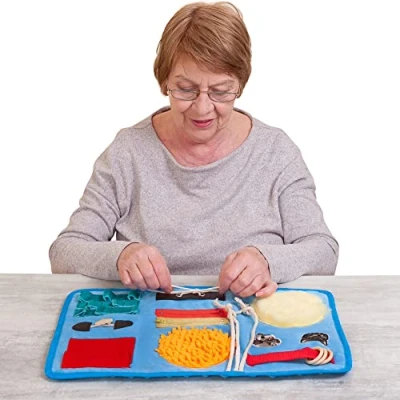 Afbeelding van Voeldeken Kalmerende Activiteiten voor Senioren met Dementie Friemeldeken Fidget Deken Voelkussen Helpt Bij: Alzheimer, Dementie, Asperger, Autisme, Angst en Meer Blanket