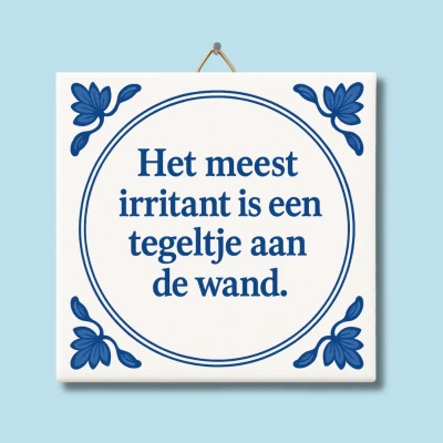Afbeelding van NietMokken.nl Grappig tegeltje Met tekst: &quot;Het meest irritant is een aan de wand.&quot; 15x15 cm keramiek Origineel cadeau humor ophanghaakje Spreukentegeltje Delfts blauw decoratie