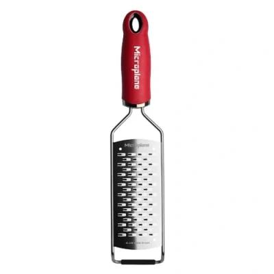 Afbeelding van Microplane Keukenrasp 2 weg snijrasp voor harde kaas, appel, wortel, courgette en chocolade uit de Gourmet Serie in rood/roestvrij staal