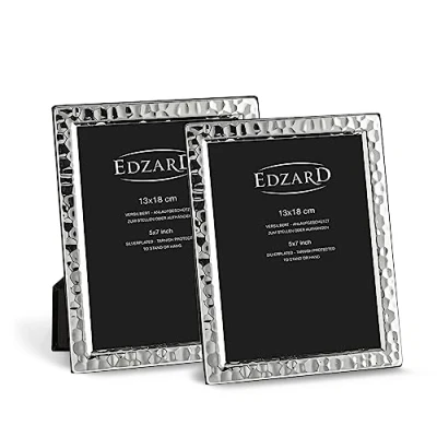 Afbeelding van EDZARD Set van 2 fotolijsten Pavia voor foto 13 x 18 cm, edel verzilverd, beschermd tegen aanslag, met fluwelen rug, incl. hangers, om neer te zetten en op hangen