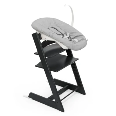 Afbeelding van Tripp Trapp stoel van Stokke (zwart) met Newborn set (grijs) voor pasgeborenen tot 9 kg gezellig, veilig en eenvoudig te gebruiken