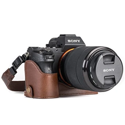 Afbeelding van MegaGear MG1124 Ever Ready lederen camera halve tas met draagriem en batterijtoegang voor Sony Alpha A7S II, A7R A7 II donkerbruin