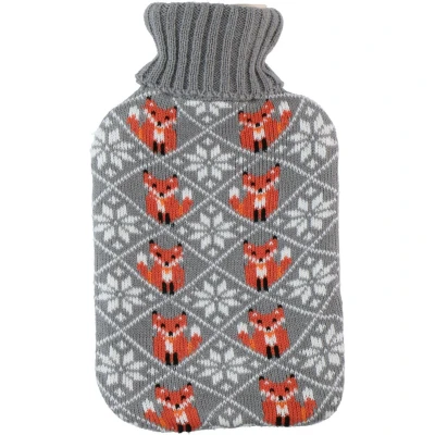 Afbeelding van Warmwaterkruik 2 liter met zachte gebreide vossen print hoes grijs