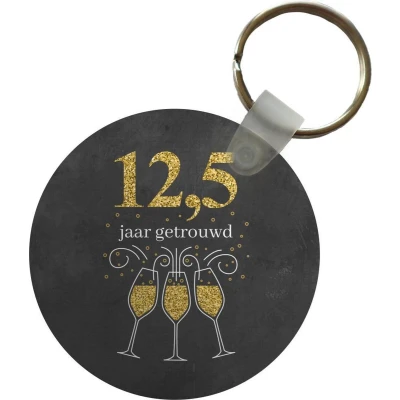 Afbeelding van Sleutelhanger Spreuken 12,5 jaar getrouwd Quotes Trouwen Plastic Rond Uitdeelcadeautjes