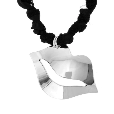 Afbeelding van Behave Zwarte fantasie ketting van lint met zilverkleurige kus hanger