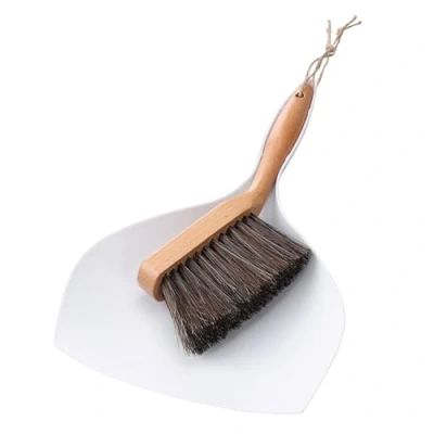 Afbeelding van Navaris retro stoffer en blik Met beukenhout paardenhaar Ophangbaar Veger Modern functioneel Wit donker haar