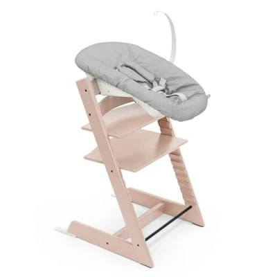 Afbeelding van Stokke Tripp Trapp stoel, roze (Serene Pink) met Newborn Set (grijs) voor pasgeborenen tot 9 kg gezellig, veilig en eenvoudig te gebruiken