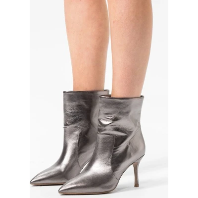 Afbeelding van Sacha Dames Zilveren metallic enkellaarsjes met hak Maat 38