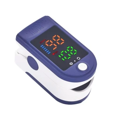 Afbeelding van Draagbare digitale pulsoximeter met led display, nauwkeurige meting van zuurstofgehalte in het bloed (SpO2) en hartslag, compact gebruiksvriendelijk ontwerp, blauwe grote cijfers.