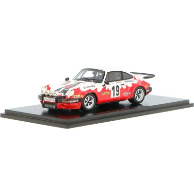 Afbeelding van het 1:43 Diecast model van De Porsche 911 Carrera #19 MonteCarlo Rally 1977. rijders waren B. Begiun en G. Gillot. fabrikant schaalmodel is Spark.Dit alleen online beschikbaar.