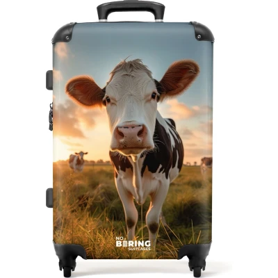 Afbeelding van NoBoringSuitcases.com® Koffer groot Rolkoffer lichtgewicht Koeien in weiland Reiskoffer met 4 wielen Grote trolley XL 20 kg bagage