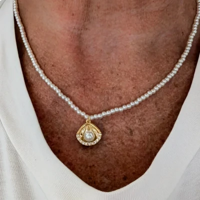 Afbeelding van parel ketting met schelp afgezet strass en binnenin