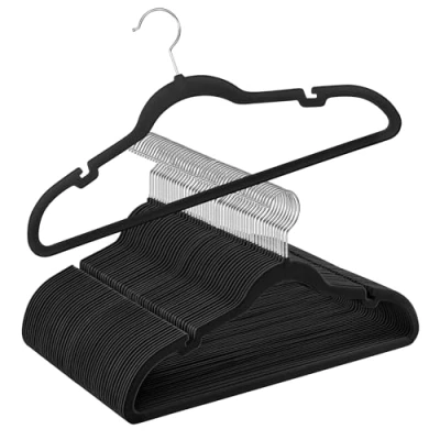 Afbeelding van SONGMICS Fluwelen hangers, pak 50 kleerhangers voor kleding, antislip, met schouderinkepingen, broekstang, 360 draaibare haak, ruimtebesparend, 0,6 cm dik, 43 lang, inktzwart CRF029B05