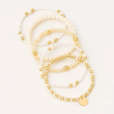Afbeelding van set van 5 elastische armbanden voor dames met wit en goudkleurige kralen ronde bedel
