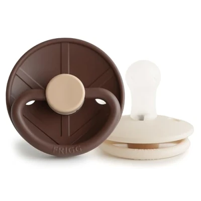 Afbeelding van FRIGG Little Viking Siliconen fopspeen, verpakking met 2 fopspenen, gemaakt in Denemarken, BPA vrij, symmetrische kersenspeen (cocoa/crème, maat 1, 0 6 maanden)
