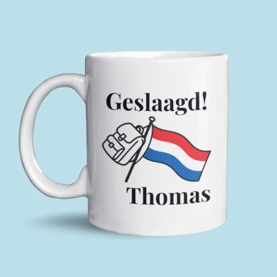 Afbeelding van NietMokken.nl Geslaagd Beker Geslaagd! met naam Grappige mok voor geslaagde scholier Cadeau examenjaar middelbare school 325 ml keramiek Aan beide zijden bedrukt Vaatwasser en magnetronbestendig