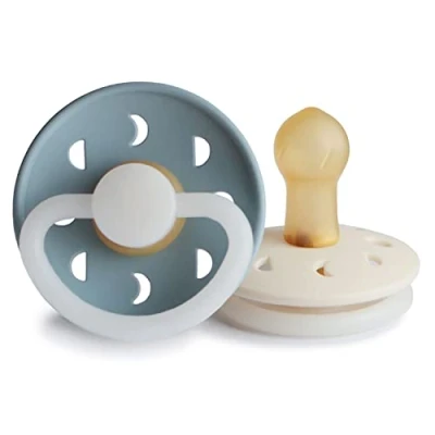 Afbeelding van FRIGG Moon Phase Latex Nachtspeen 2 Pack Natuurrubberen Lichtgevend in het donker BPA vrij Gemaakt Denemarken Symmetrische Kersvormige Tepel (Stone Blue Night/Cream Night, Maat 1 (0 6 Maanden))