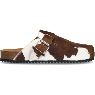 Afbeelding van Sacha leren clogs met koeienprint cognac
