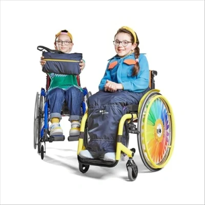 Afbeelding van MyBlanket Winter Kids, compact en warm met fleece, wind waterdicht rolstoeldeken, snel geplaatst zonder op te staan uit de rolstoel, voor manuele én elektrische rolstoel; 38 x 24 8 cm ; 0,6 kg, wasbaar 30C Night Blue Gele rits