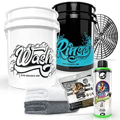 Afbeelding van Nuke Guys professionele autowasset voor optimaal handmatig wassen. Wasemmer + spoelemmer 18,9 liter Grit Guard vuilinzet NukeGuys Thick Shampoo 500 ml Towel Twins microvezeldoeken, verpakking