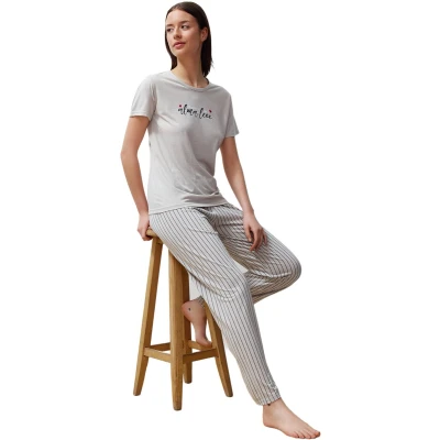Afbeelding van Trendyol Grijze Gestreepte Gebreide Pyjamaset Met Mottoprint Thmss24Pt00251