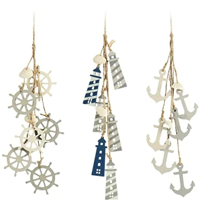 Afbeelding van COM FOUR® 3x hangende decoratie Maritiem om op te hangen stuur, anker en vuurtoren met schelpen van hout (3 stuks grijs/wit/blauw)