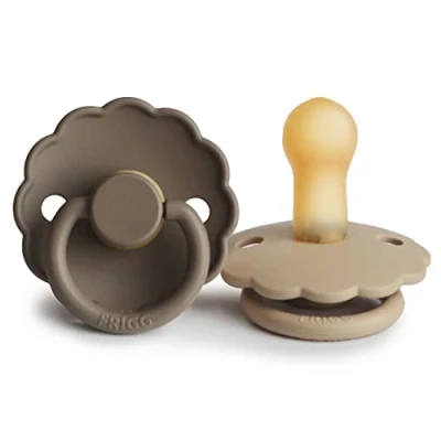 Afbeelding van FRIGG Daisy Latex Fopspeen 2 Pack Natuurrubberen BPA vrij Gemaakt in Denemarken Symmetrische Kersvormige Tepel (Croissant/Portobello, Maat (6 18 Maanden))