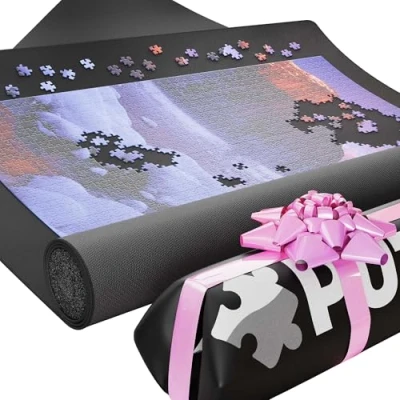 Afbeelding van Puzzlup 3000 Puzzelmat XXL formaat Neopreen Zelfsluitend en Antislip Portapuzzle met zwarte ECO verpakking! Tot stukjes 95 x 150 cm