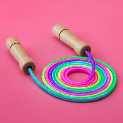 Afbeelding van PRECORN Premium springtouw regenboog kinderen set met houten handgrepen, ca. 250 cm incl. middenversterker cadeau voor jongens en meisjes, beginners &amp; gevorderden, touwspringen speelgoed