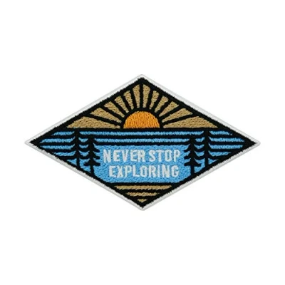 Afbeelding van Finally Home Adventure Collection: Never Stop Exploring Patch met zon en bomen om op te strijken Outdoor wandelpatches, strijkpatches, patches, patches ook geschikt voor rugzakken