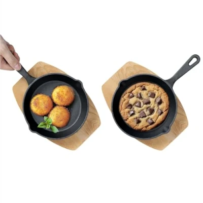 Afbeelding van Navaris 2x mini gietijzeren koekenpan Ø 10 cm Pannen met houten onderzetter 14 x 11 Pannenset vereenvoudigt het koken Ovenbestendige pan