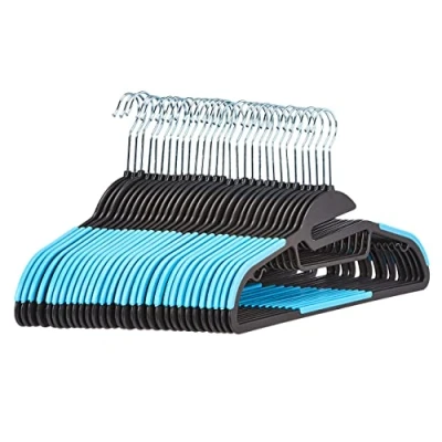 Afbeelding van Amazon Basics 30 stuks duurzame kunststof kleerhangers, met antislip rubberen coating en horizontale brug, blauw