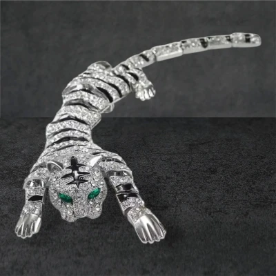 Afbeelding van Broche Tijger Strass Zilverkleurig( Schouder Groot) 26 x 6 cm