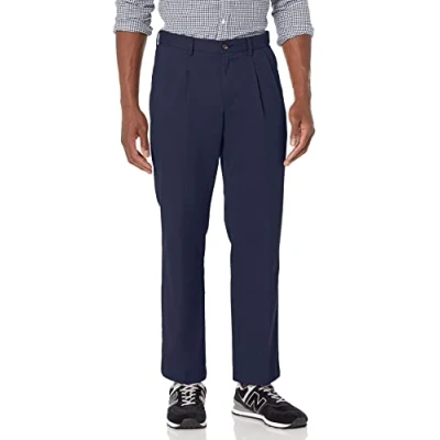 Afbeelding van Amazon Essentials Classic fit rimpelbestendige geplooide chino broek voor heren ,Blauw (zwart) ,31W / 30L