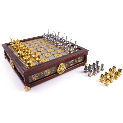 Afbeelding van The Noble Collection Quidditch Chess Set Silver &amp; Gold Plated
