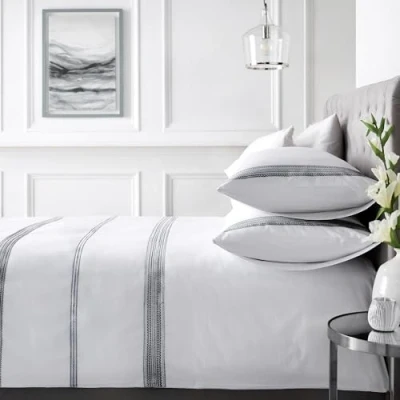 Afbeelding van Appletree Effen wit geborduurd dekbedovertrek Super kingsize beddengoed (260 x 220 cm) 100% katoen 200 draadtelling 2 kussenslopen hotelbeddengoed en linnen in zwart borduurwerk