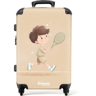 Afbeelding van NoBoringSuitcases.com® Kinderkoffer Jongen Kindertrolley jongens speelt tennis op zandkleurige achtergrond Koffer kind groot Rolkoffer lichtgewicht Reiskoffer met 4 wielen Grote trolley XL 20 kg bagage