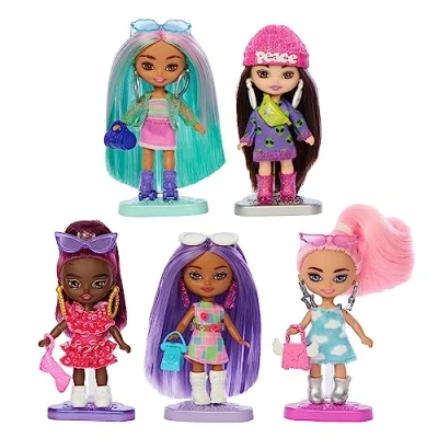 Afbeelding van Barbie Extra Mini Mini&#039;s, Set van 5 kleine poppen met kleurrijke outfits en accessoires​​ HPN09