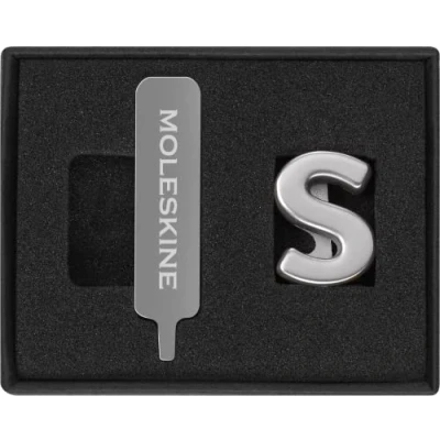 Afbeelding van Moleskine Reversspeld voor notitieboek of agenda letter S, letterspeldje, personaliseer de sluiting met een elastiek, gepersonaliseerde cadeau ideeën, zilverkleur