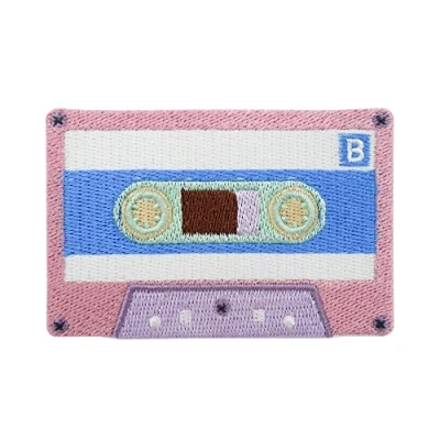 Afbeelding van Finally Home patch om op te strijken, roze cassette, retro patches, vintage strijkplaatje, old school opstrijkbaar, rockmuziek