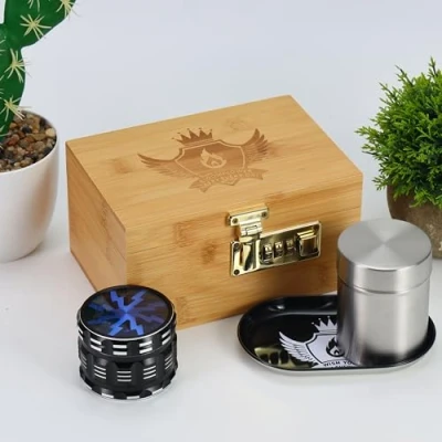 Afbeelding van Opbergdoos met 5 accessoires, grote grinder 63 mm, geurdichte combo set, stashbox combokit afsluitbaar slot, grinder, rollende tray set