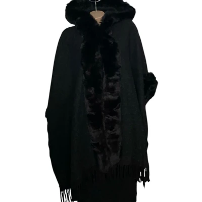 Afbeelding van Dames warme Poncho fijn gebreid met Imitatiebont Onesize Zwart