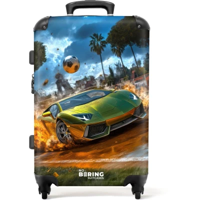Afbeelding van NoBoringSuitcases.com® Kinderkoffer jongen Kindertrolley jongens Sportauto knalt door voetbalveld met bal Koffer kind groot Rolkoffer lichtgewicht Reiskoffer 4 wielen Grote trolley XL 20 kg bagage