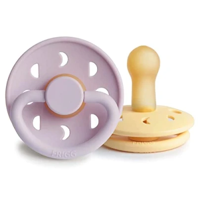 Afbeelding van FRIGG Moon Phase Latex Fopspeen 2 Pack Natuurrubberen BPA vrij Gemaakt in Denemarken Symmetrische Kersvormige Tepel (Pale Daffodil/Soft Lilac, Maat (6 18 Maanden))