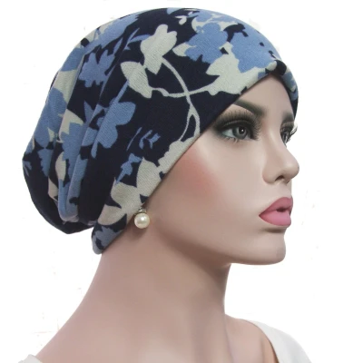 Afbeelding van Zachte chemomuts beanie bloemen print kleur blauw wit maat one size
