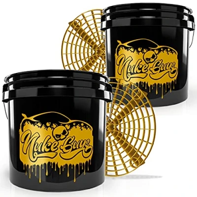 Afbeelding van Nuke Guys Golden Bucket, Fallout Used Look Edition 2 x GritGuard wasemmer 13 liter en eiimerinzetstuk in goud autowasemmer met vuilzeef voor het zachte autowassen