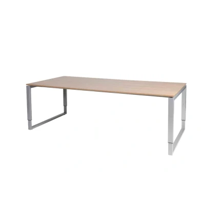Afbeelding van Domino Plus vergadertafel, hoogte instelbaar (62 85cm) met 220x100cm &#039;zwevend&#039; havana/ kersen licht 25mm blad en aluminium (RAL9006) O poot frame